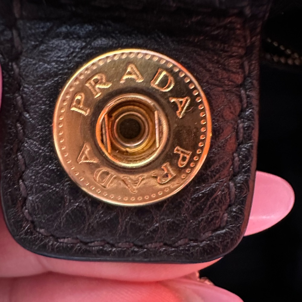 💯Authentic Prada in great condition (crossbody) - Picture 9 of 12